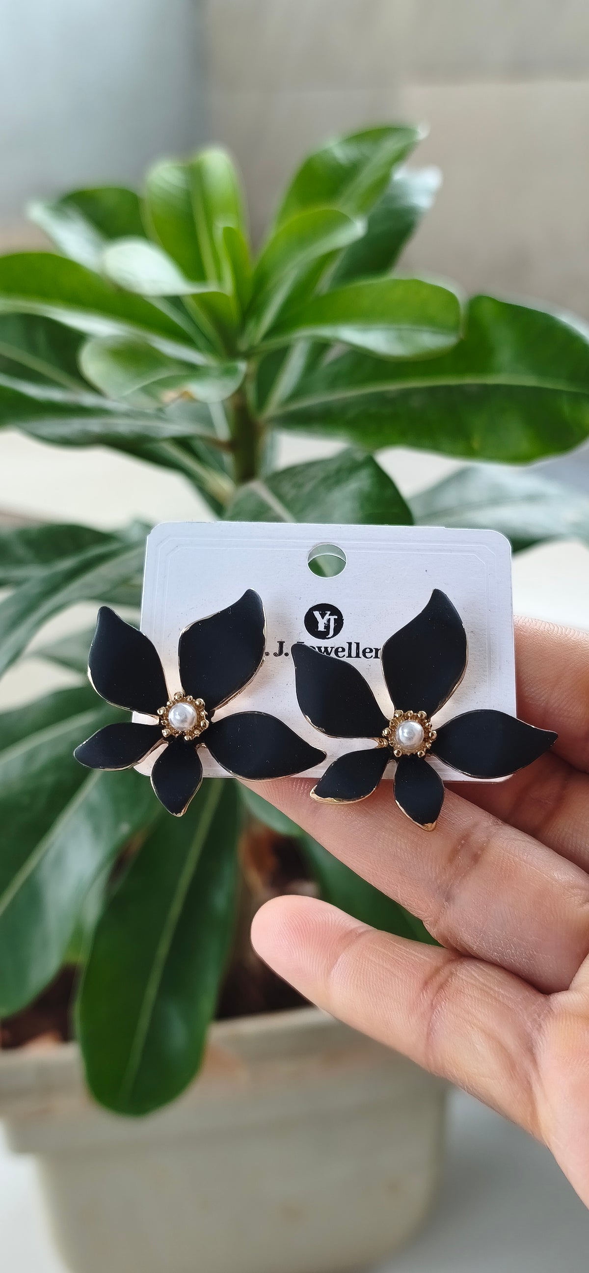 Black Floral Pearl Core Stud Earrings